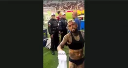 video!-vidal-fica-de-cueca-no-gramado-em-vitoria-do-flamengo-e-policial-da-risada