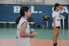 balneario-camboriu-oferece-aulas-gratuitas-de-handebol