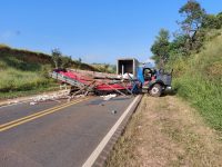 caminhao-carregado-de-milho-tomba-na-sp-350-em-sao-jose-do-rio-pardo;-veja-fotos