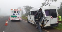 quatro-ficam-feridos-em-colisao-entre-micro-onibus-e-van-na-rodovia-sp-215-em-casa-branca