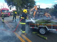 motorista-morre-apos-carro-pegar-fogo-em-acidente-com-retroescavadeira-em-navegantes