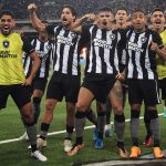 futebol:-na-lideranca,-botafogo-vence-corinthians-por-3-a-0-e-aumenta-crise-no-rival