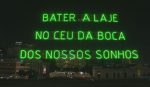 ‘laje-no-ceu-da-boca’:-artista-se-diverte-com-repercussao-de-letreiro-luminoso-em-bh