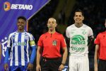 video:-arbitro-sente-lesao-e-acaba-substituido-durante-jogo-entre-avai-e-chapecoense