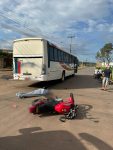 motociclista-morre-apos-invadir-preferencial-e-colidir-com-onibus-em-cruzamento,-diz-pm