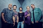 jota-quest-recebe-beto-lee,-rael-e-vitor-kley-na-gravacao-de-show-em-estadio-de-porto-alegre