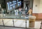 ladrao-invade-loja,-finge-ser-manequim-e-furta-centro-comercial-na-polonia