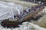 torcedores-lotam-pier-rei-pele-durante-inauguracao-com-a-presenca-de-edinho-e-idolos-do-santos-fc;-fotos