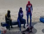 drummond-no-aranhaverso:-familia-faz-cosplay-de-herois-na-estatua-em-copacabana