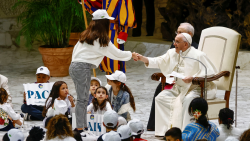 papa-em-encontro-com-mais-de-6-mil-criancas:-fazer-o-bem-e-nao-a-guerra