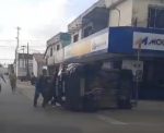 carro-da-delegacia-da-mulher-capota-apos-colidir-contra-outro-veiculo-em-fortaleza;-video