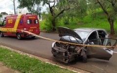 motorista-perde-controle-e-carro-colide-em-coqueiro-na-comendador