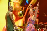 maria-rita-tira-o-salto-para-sambar-com-thiaguinho-em-show-do-pagodeiro-no-festival-de-verao