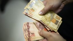 novo-salario-minimo-comeca-a-ser-pago-nesta-semana;-saiba-quanto-tera-de-desconto