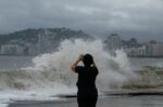 defesa-civil-emite-alerta-de-ressaca-e-ondas-de-ate-2,5-metros-no-litoral-de-sp