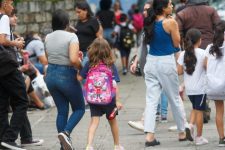 ano-letivo-de-2024-comeca-em-sc-e-mais-de-500-mil-alunos-voltam-as-aulas