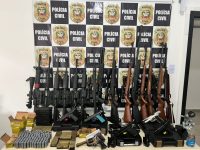 arsenal-com-25-armas-e-encontrado-por-policiais-durante-prisao-de-lideres-do-trafico-em-blumenau