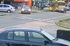 video:-camera-flagra-mulher-sendo-atropelada-em-rua-movimentada-de-joinville