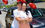 alvaro-presenteia-mae-com-carro-no-dia-das-mulheres;-veja-fotos