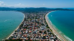 ‘escritorio-na-praia’:-cidade-paradisiaca-de-sc-abre-concurso-publico;-salario-de-ate-r$-21-mil