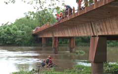 bombeiros-fazem-buscas-apos-motorista-de-caminhao-cair-dentro-de-rio-em-cruz-das-posses,-sp