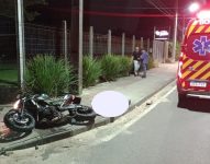 acidente-fatal-em-tubarao:-motociclista-perde-o-controle-e-colide-em-muro