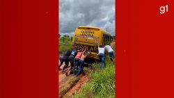 video:-onibus-escolar-atola-em-vala-e-alunos-empurram-o-veiculo-em-estrada-na-zona-rural-de-cidade-do-ma