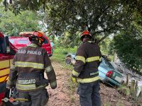 idosos-sao-resgatados-apos-ficarem-presos-em-carro-suspenso-em-ribanceira-em-jacarei,-sp