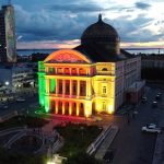 teatro-amazonas-e-iluminado-com-as-cores-da-bandeira-do-rio-grande-do-sul